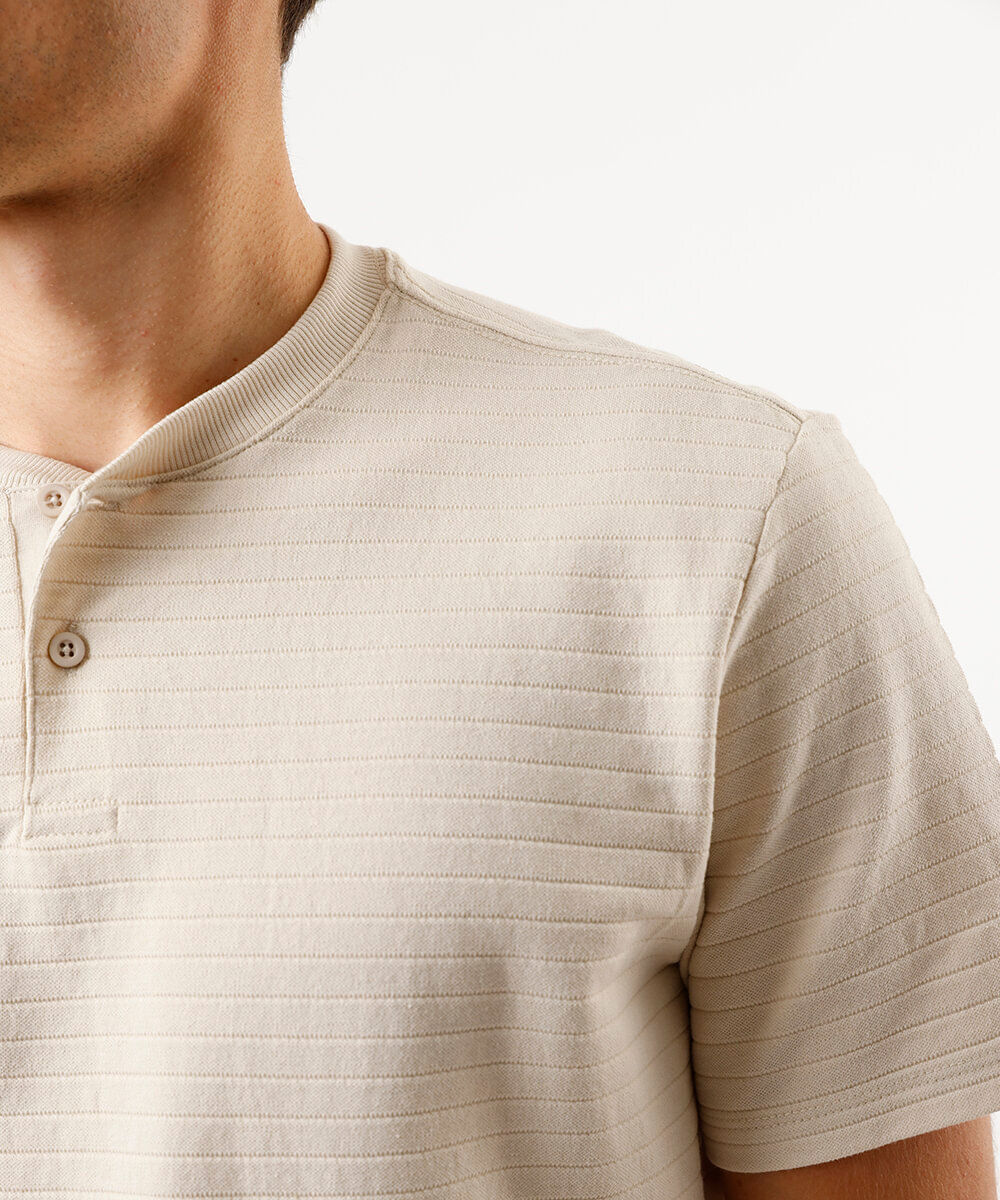 camiseta masculina henley listrada bege