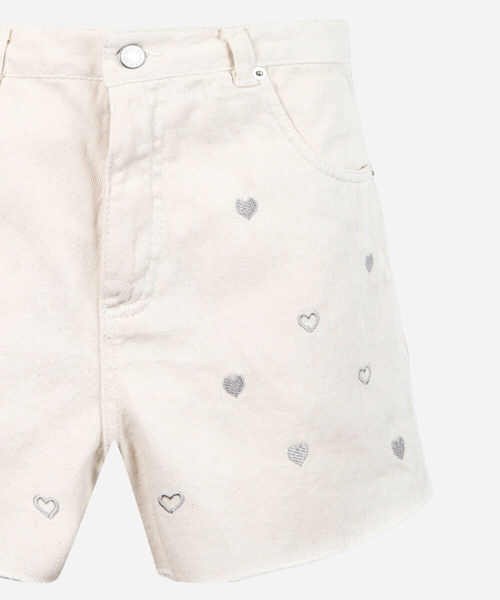 short jeans juvenil com corações bordados branco