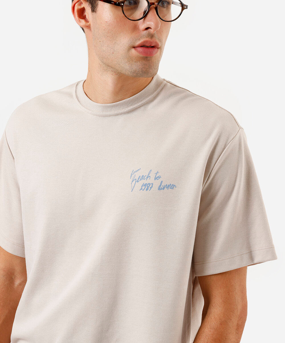 camiseta box fit masculina com algodão estampada bege
