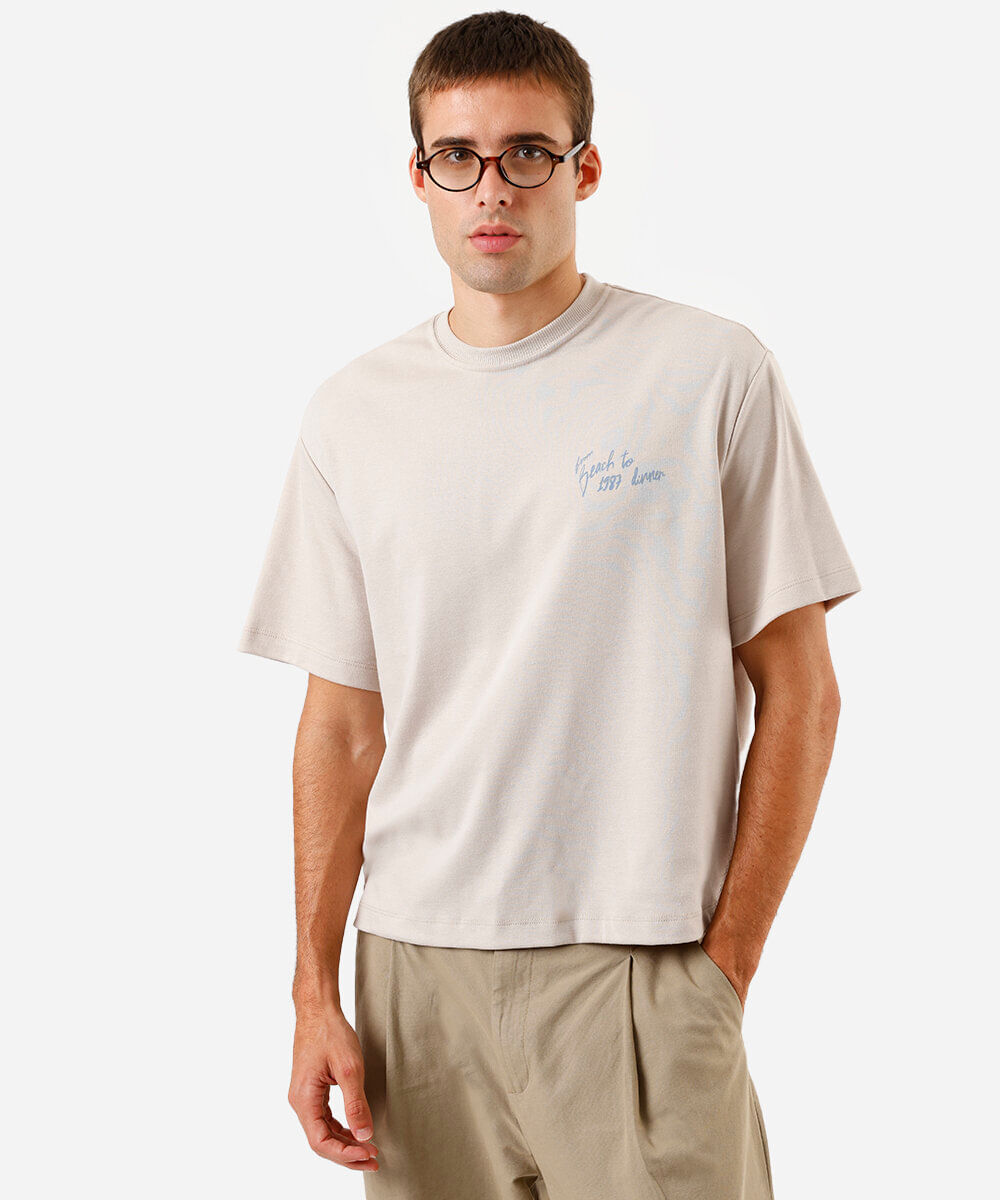 camiseta box fit masculina com algodão estampada bege