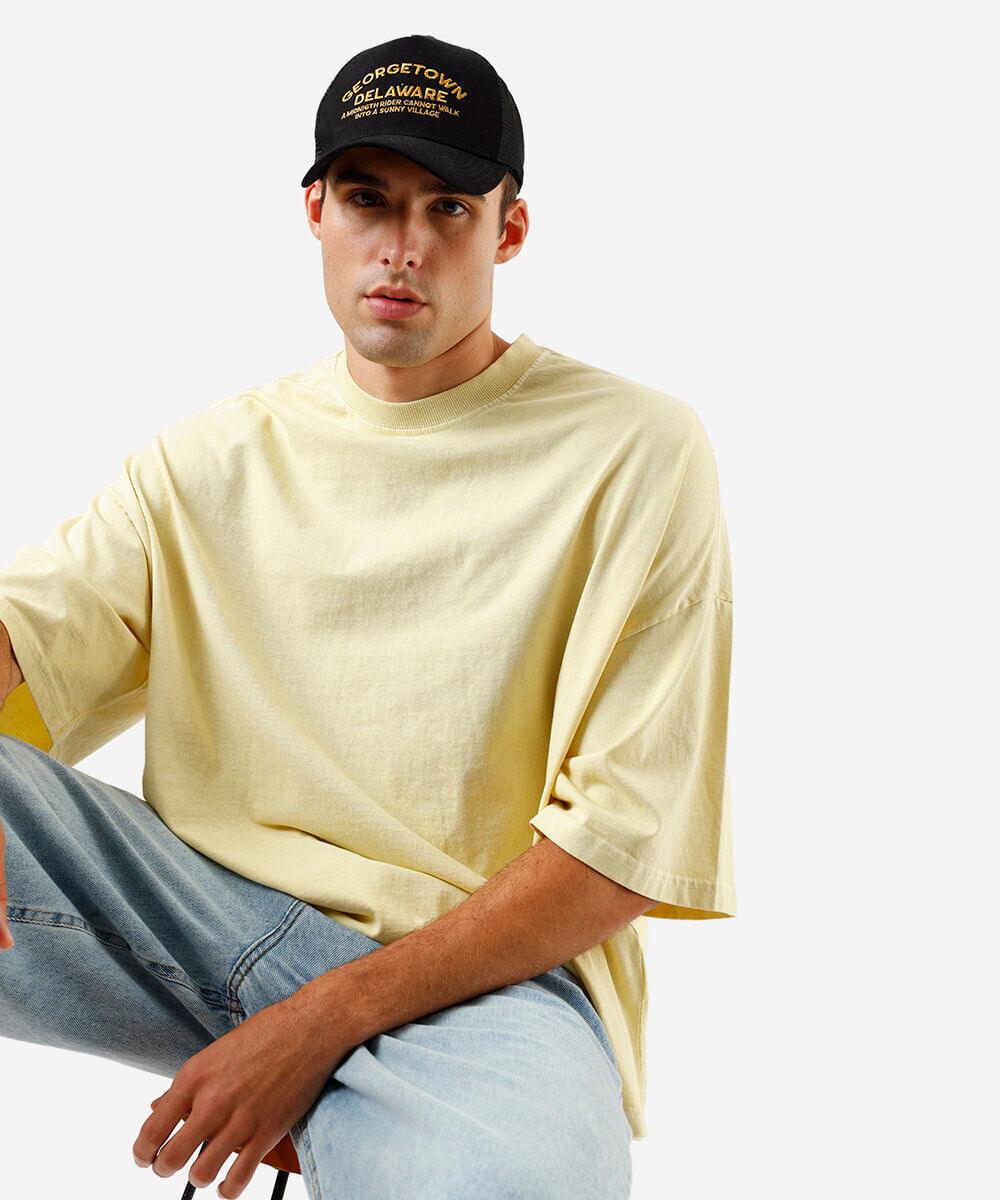 camiseta masculina oversized com mangas alongadas amarela