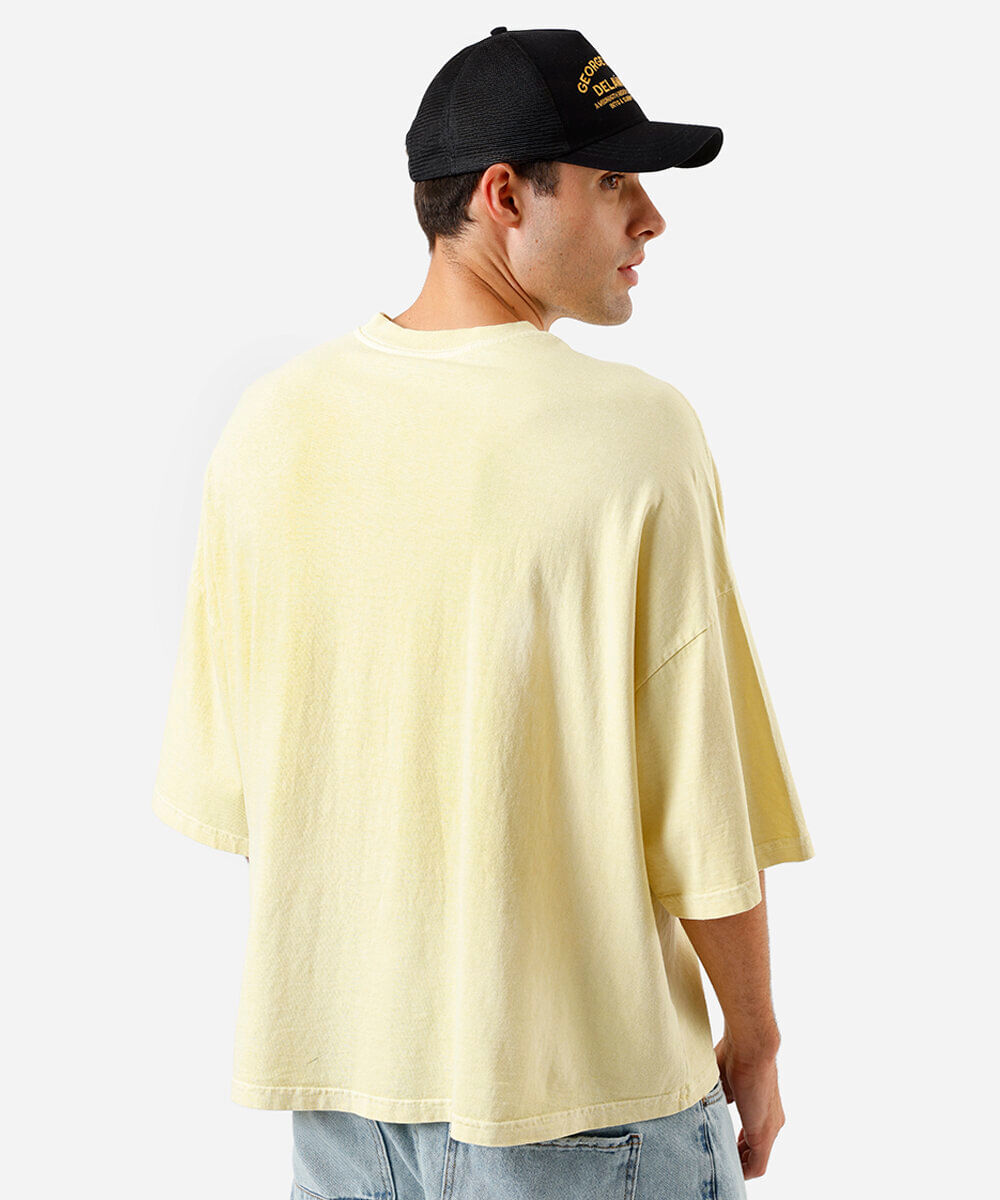 camiseta masculina oversized com mangas alongadas amarela