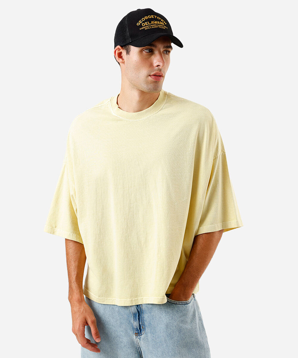 camiseta masculina oversized com mangas alongadas amarela