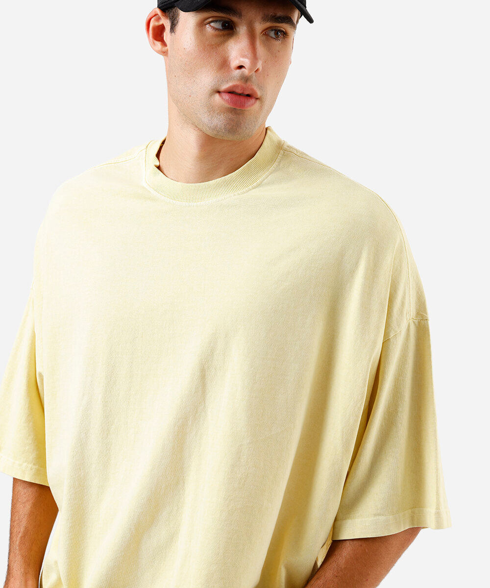 camiseta masculina oversized com mangas alongadas amarela