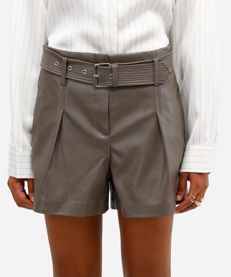 short feminino de poliuretano com cinto cinza