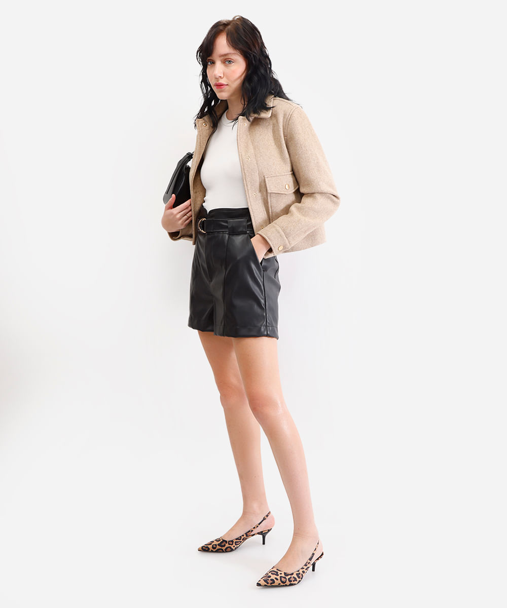 short de poliuretano cintura alta com cinto preto