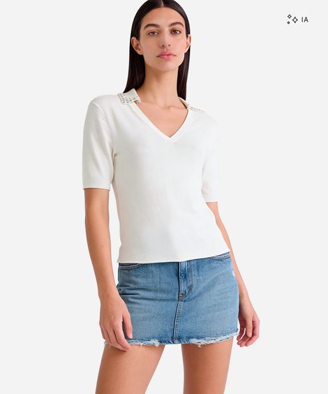 polo feminina de tricot manga curta com aplicações na gola off white