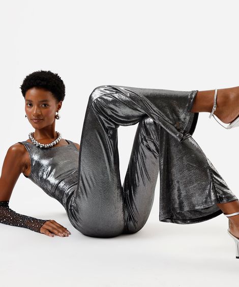 macacão flare feminino metalizado com cinto prateado