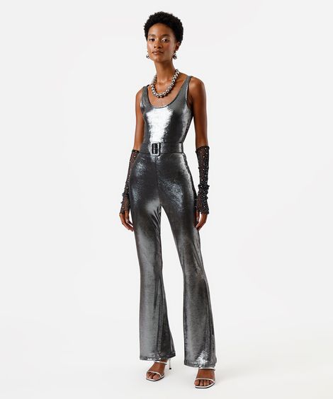 macacão flare feminino metalizado com cinto prateado