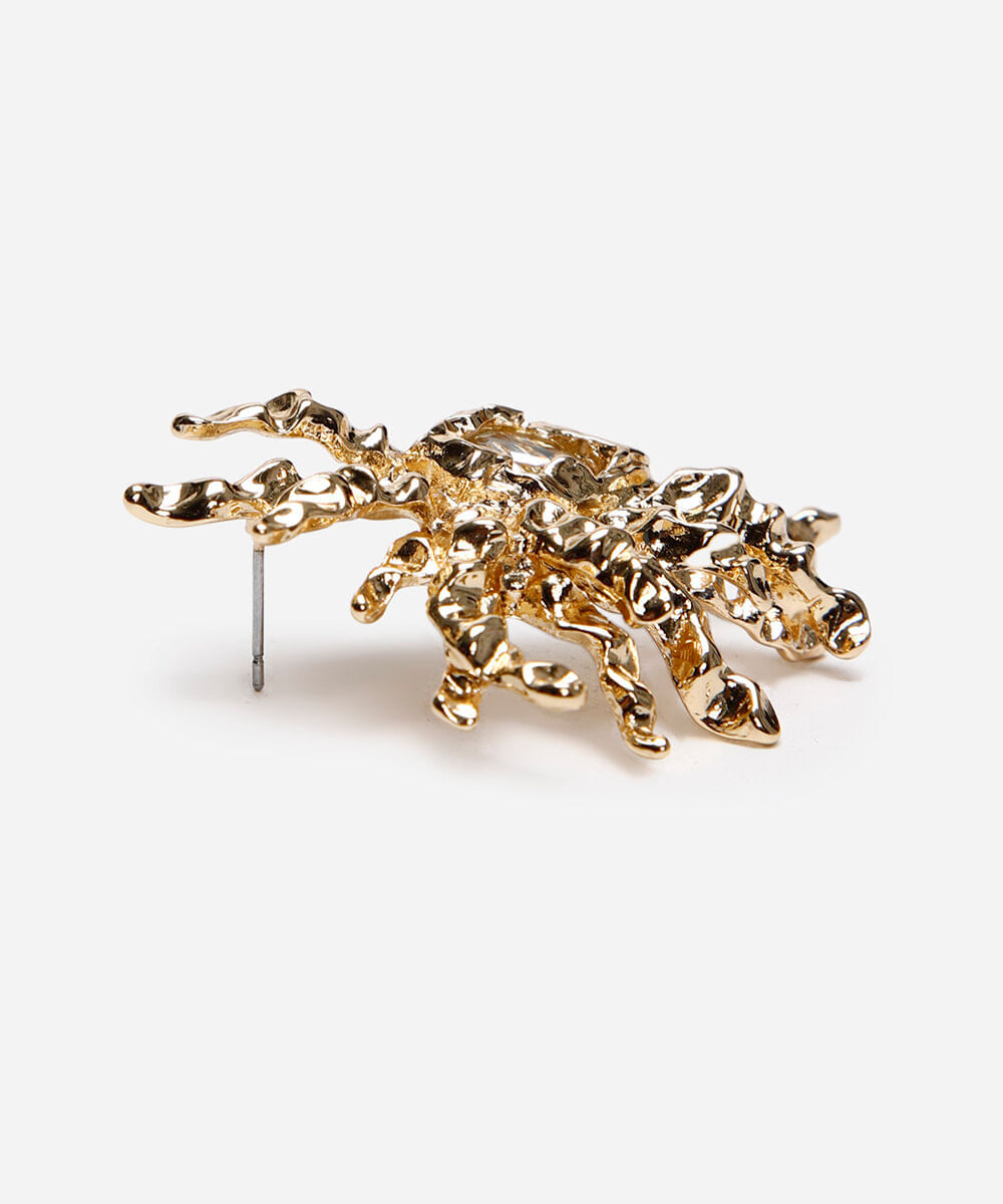 brinco orgânico com brilho dourado