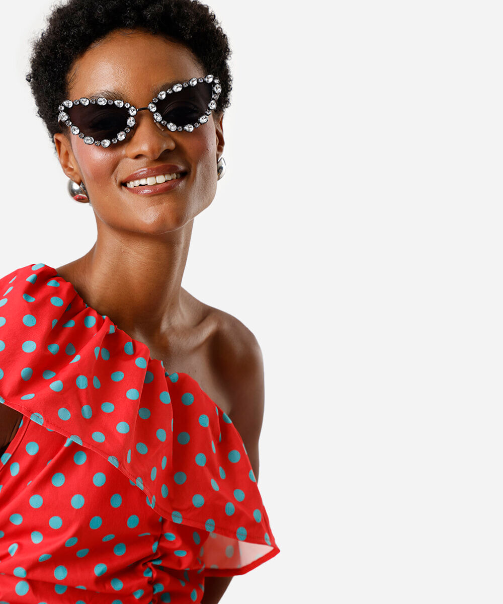vestido curto feminino ombro único franzido poá vermelho