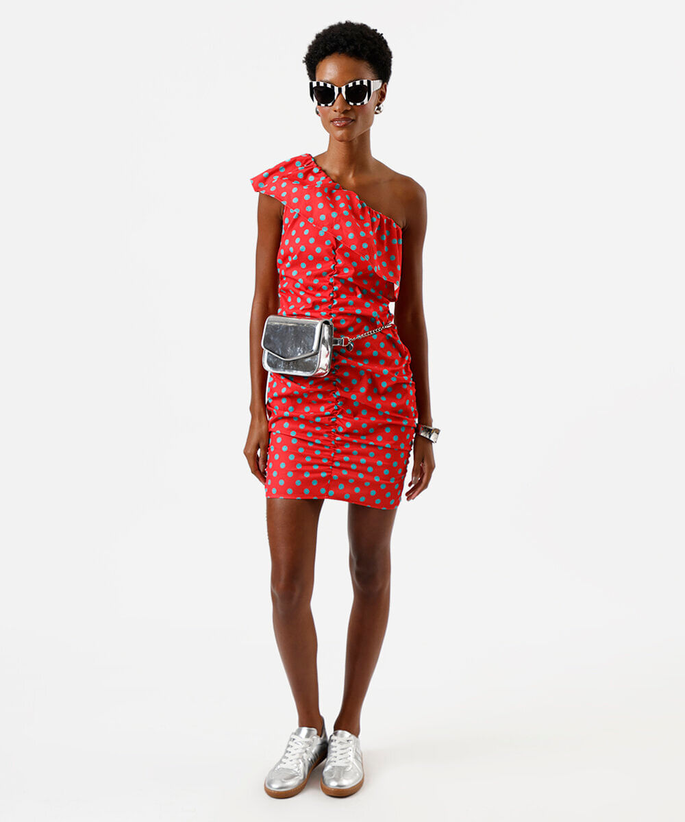 vestido curto feminino ombro único franzido poá vermelho