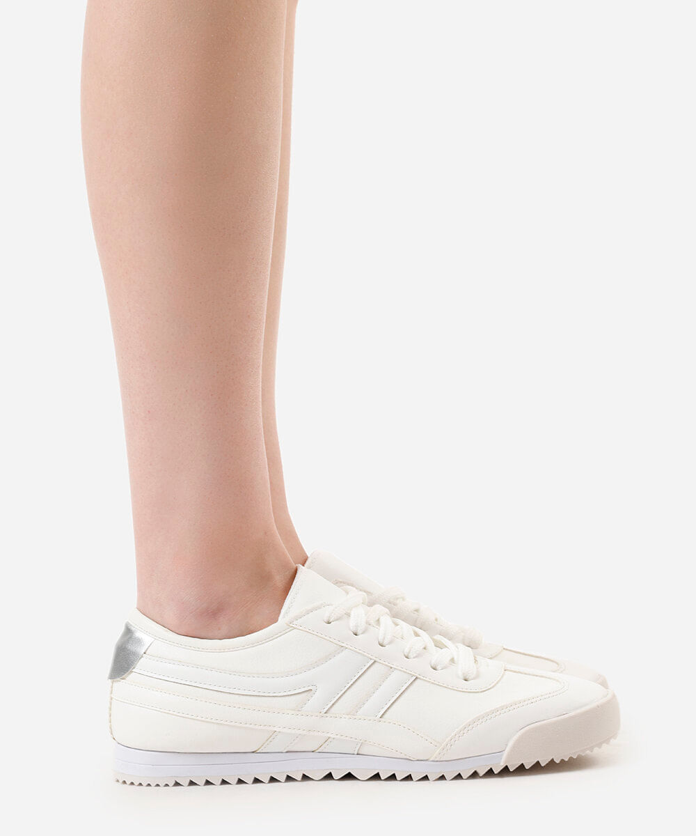 tênis casual com recortes branco