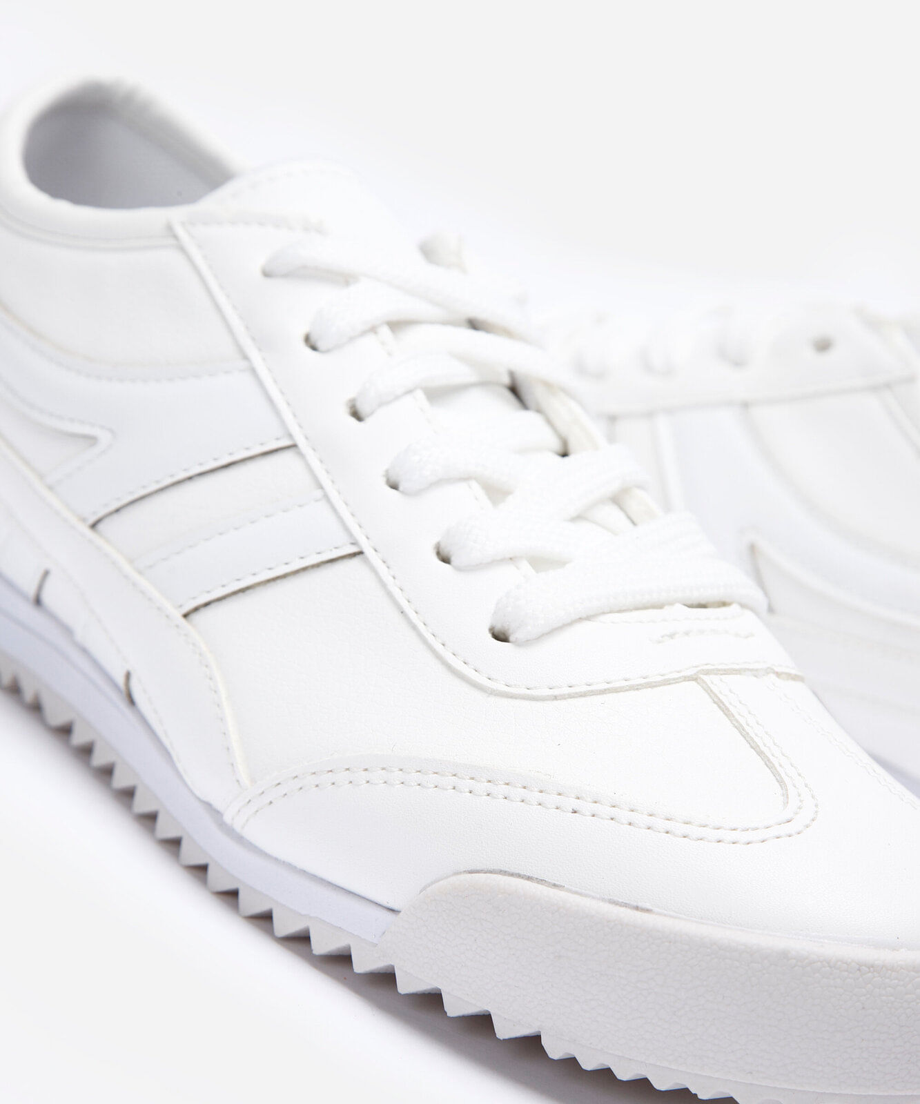 tênis casual com recortes branco