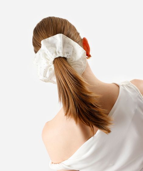 scrunchie texturizada com brilhos off white