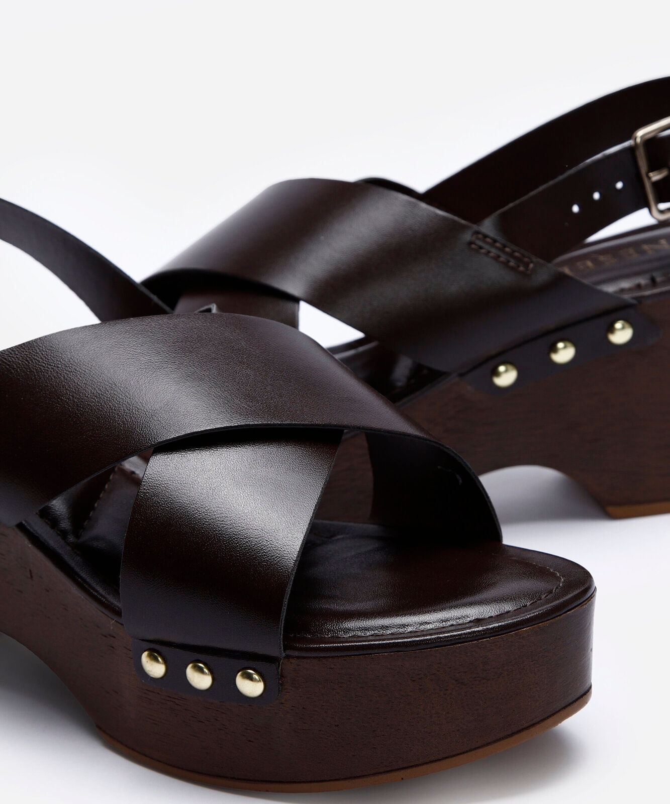 sandália plataforma com tachas oneself marrom