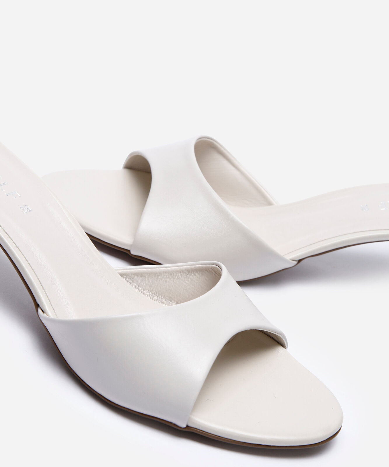 tamanco bico redondo salto fino oneself texturizado off white