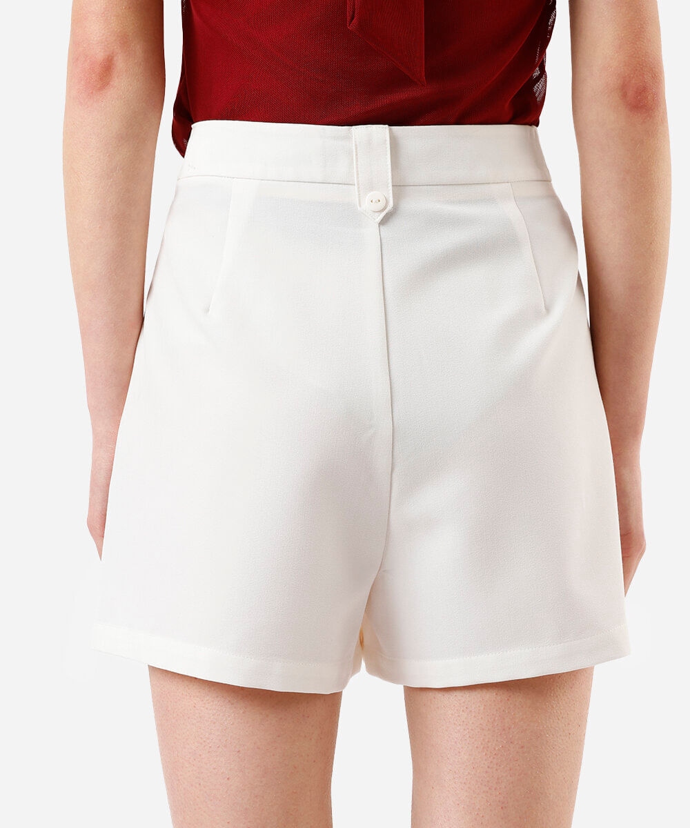 short feminino de alfaiataria com bolsos bege