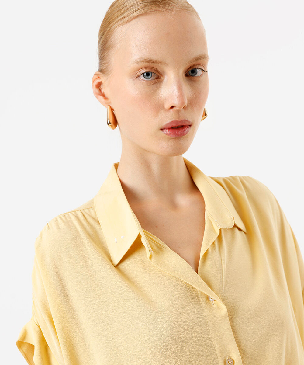 camisa feminina de viscose manga curta texturizada amarela