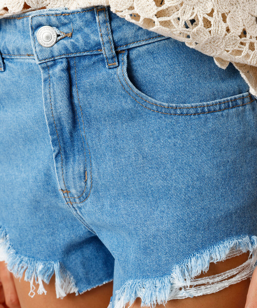 short feminino jeans cintura super alta barra desfiada azul