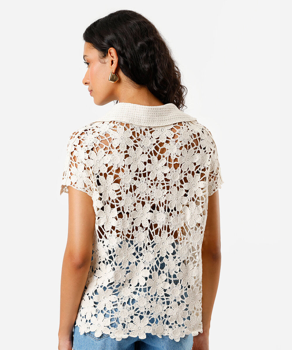 polo alongada feminina de crochê floral bege