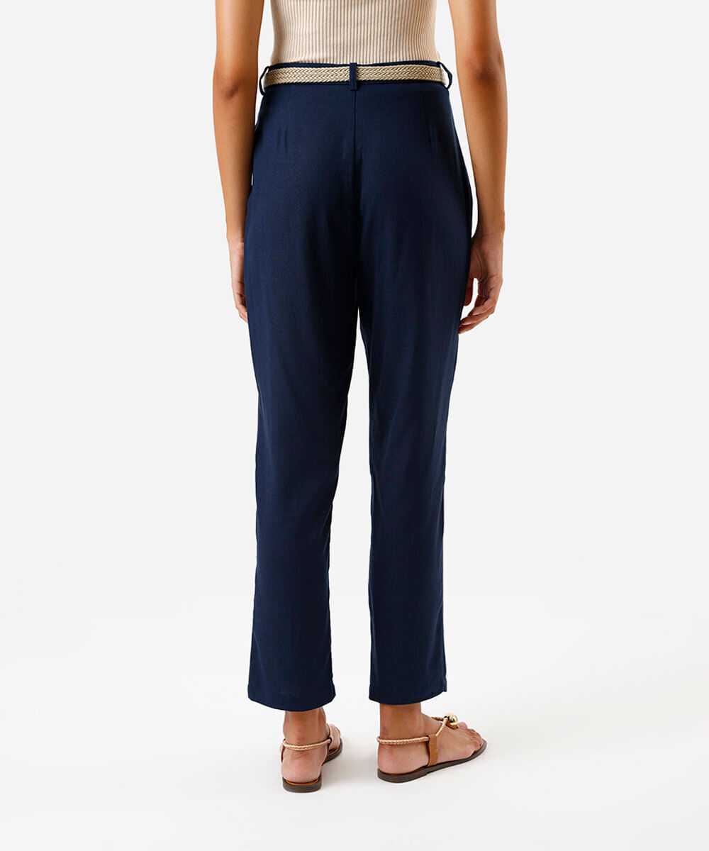 calça reta com linho e cinto azul