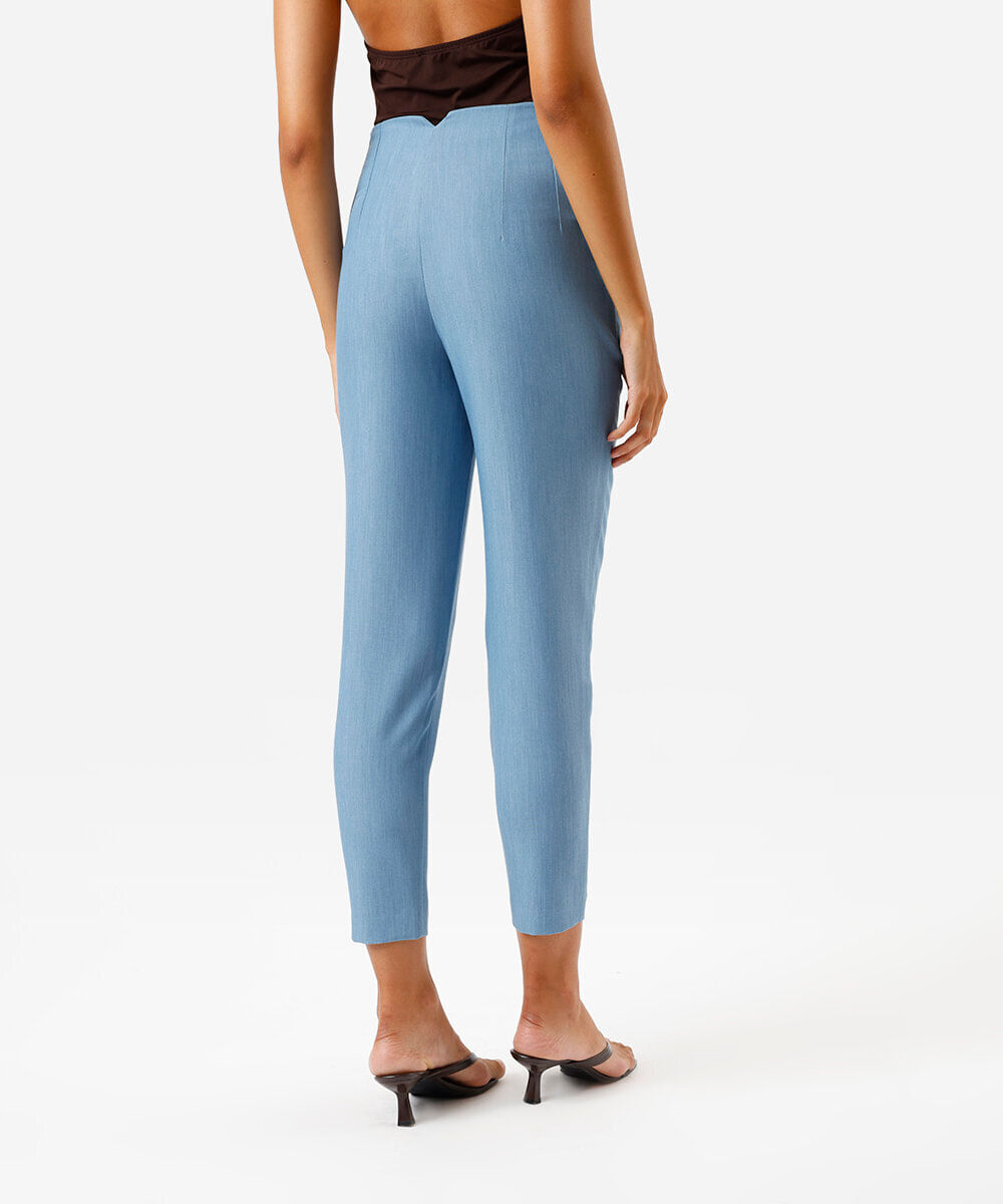calça feminina de alfaiataria reta afunilada azul