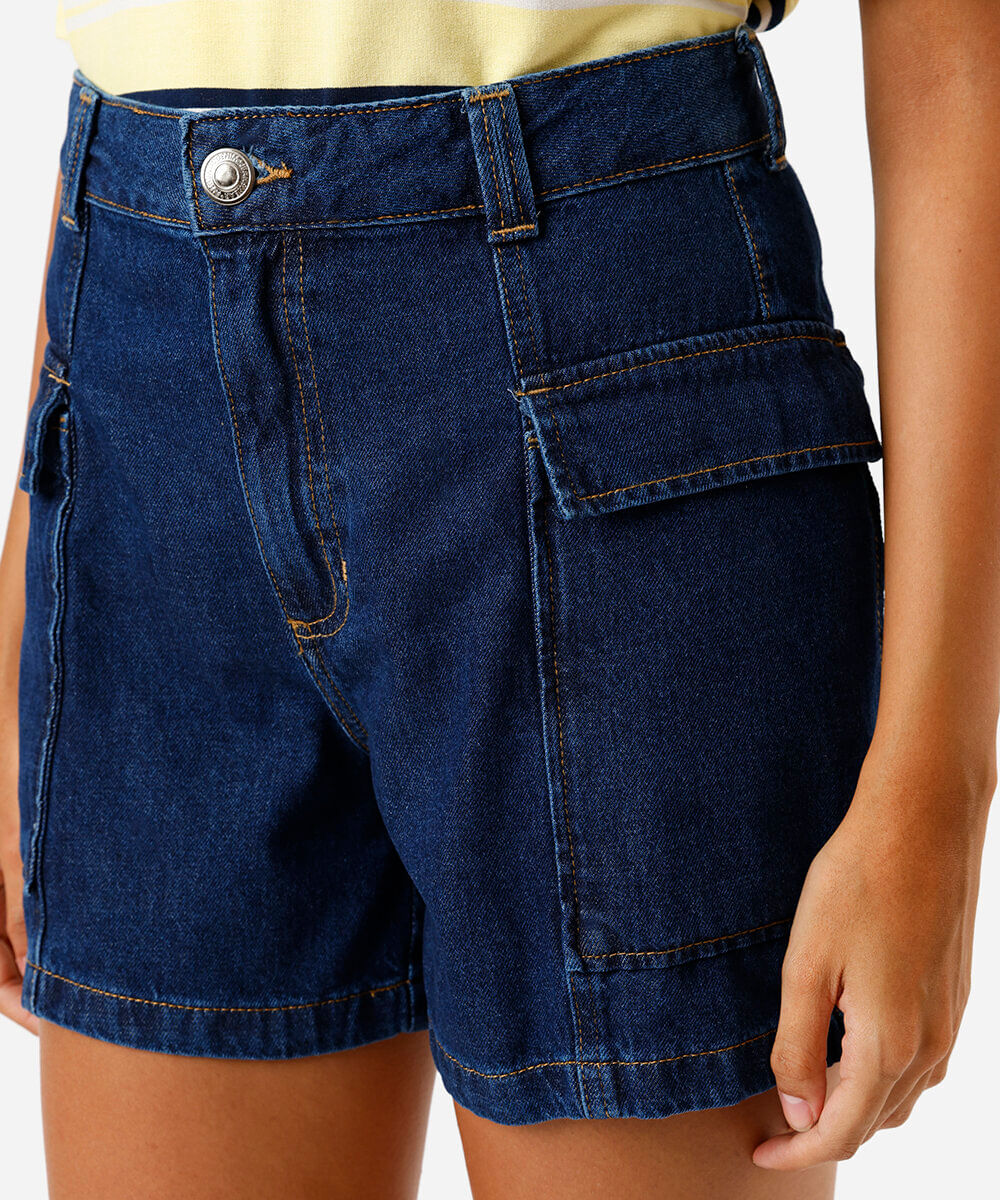 short mom feminino de sarja bolso cargo azul