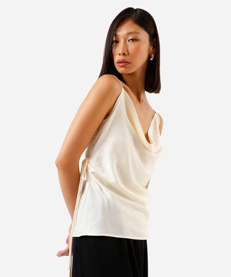 blusa feminina com alças finas e decote degagê bege