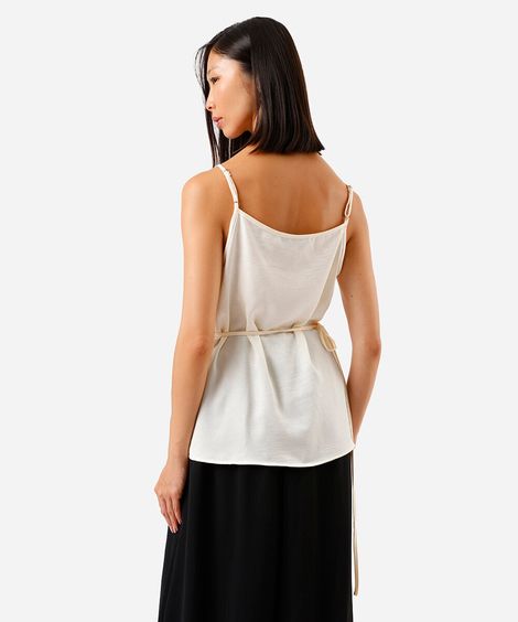 blusa feminina com alças finas e decote degagê bege
