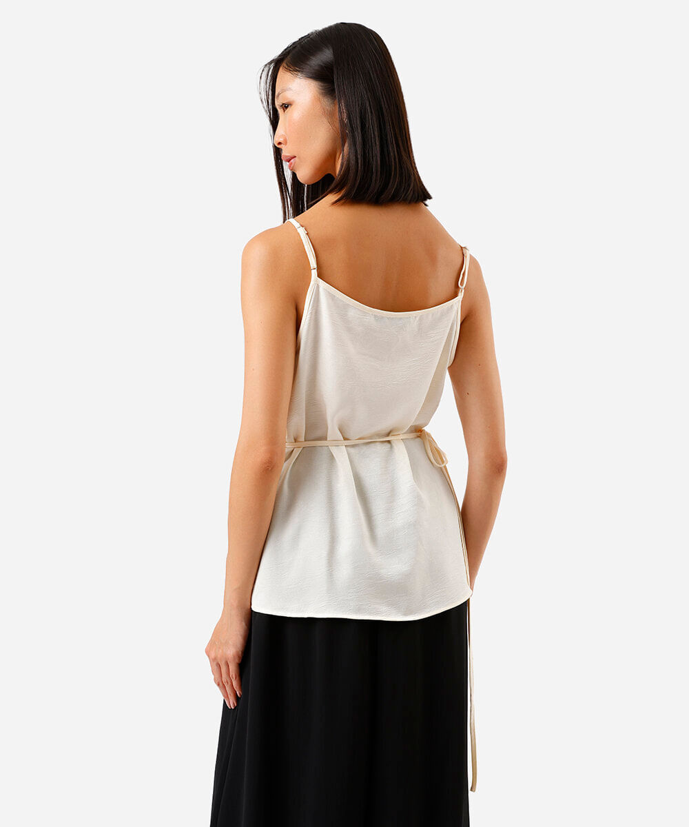 blusa feminina com alças finas e decote degagê bege