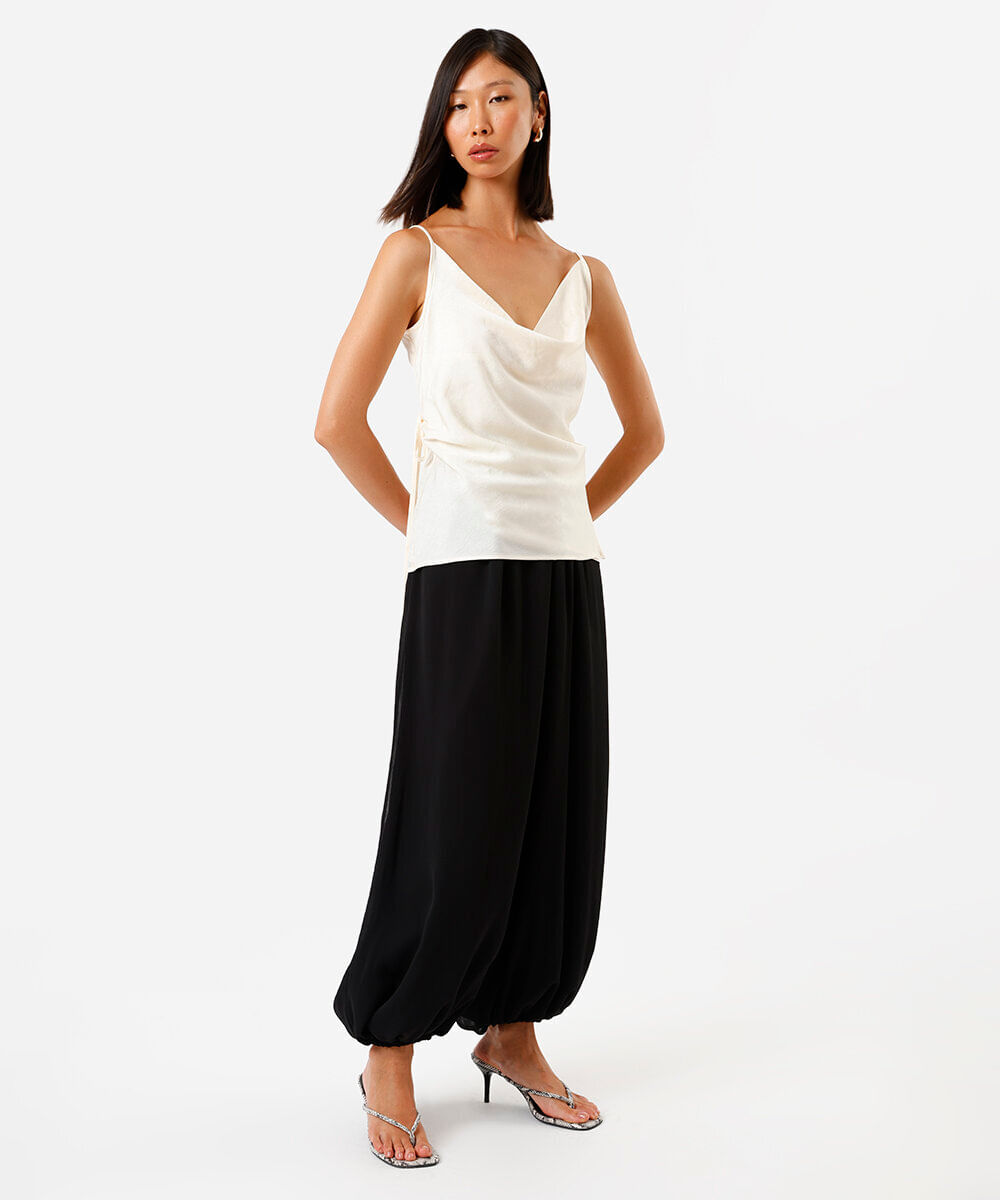 blusa feminina com alças finas e decote degagê bege