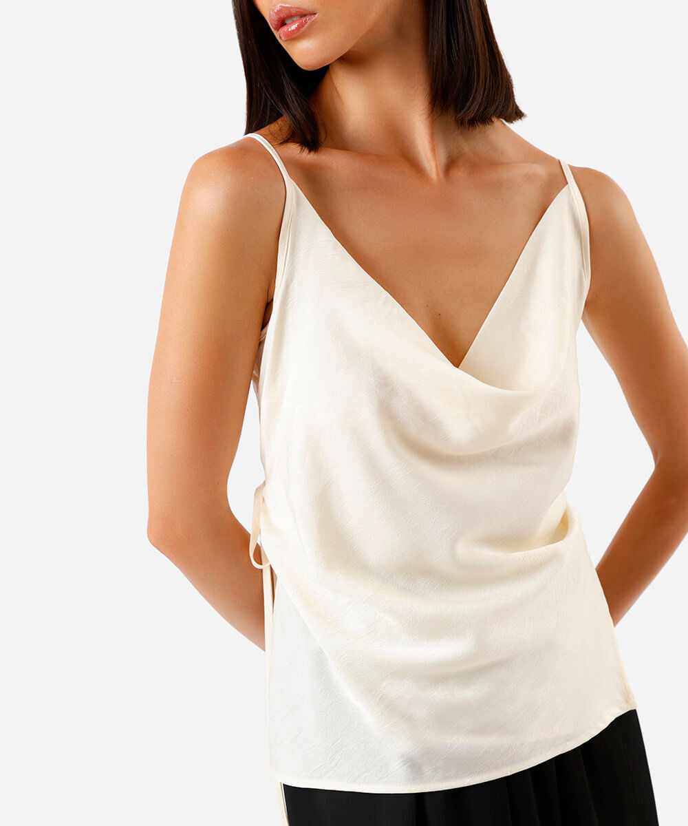 blusa feminina com alças finas e decote degagê bege