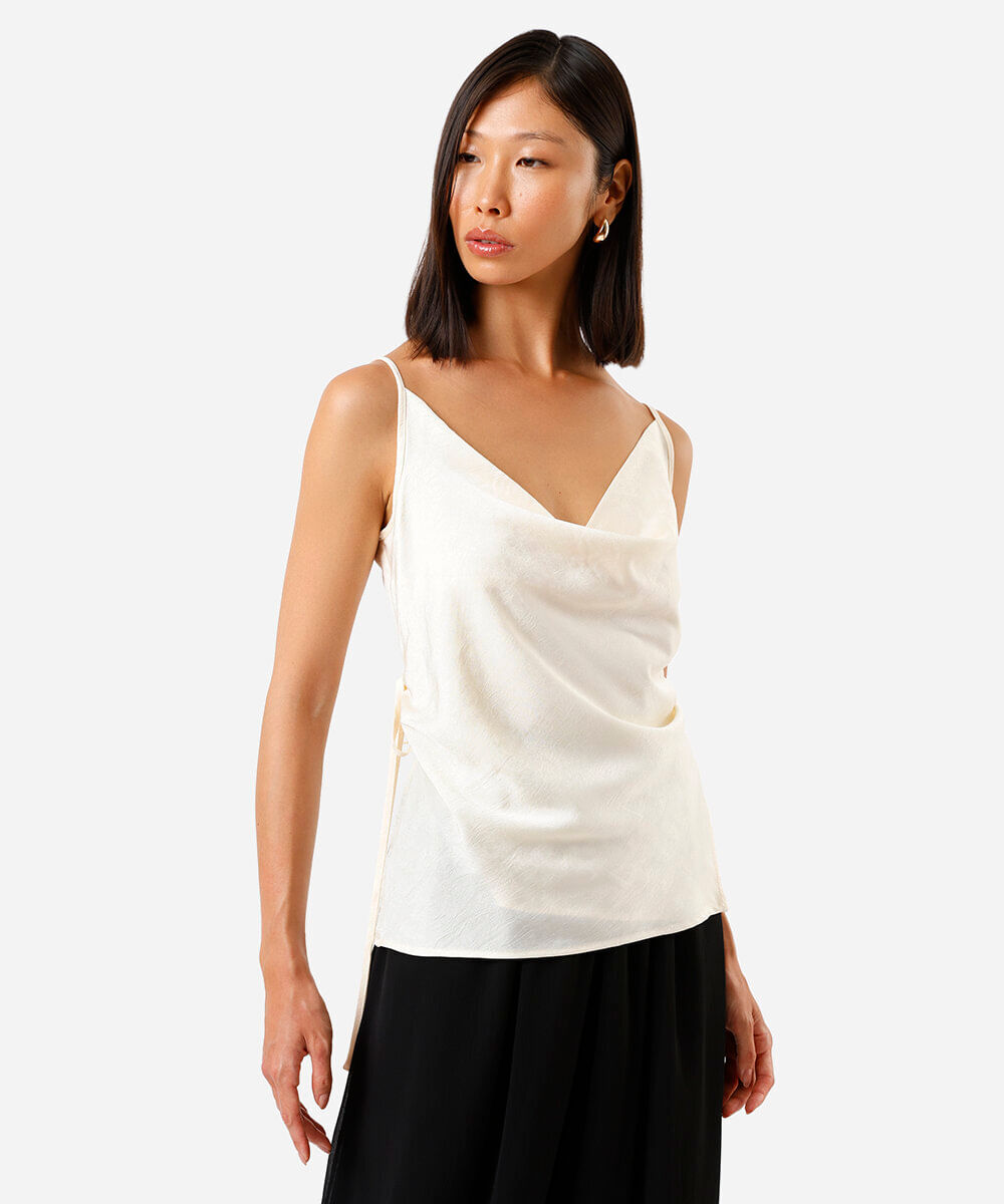 blusa feminina com alças finas e decote degagê bege