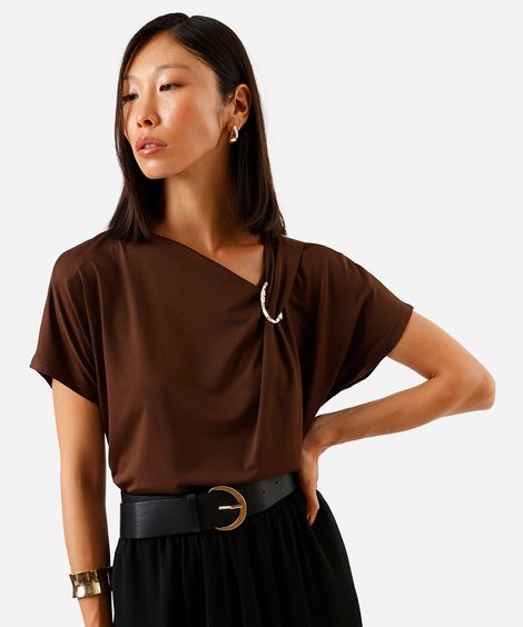 blusa feminina com detalhe em metal marrom