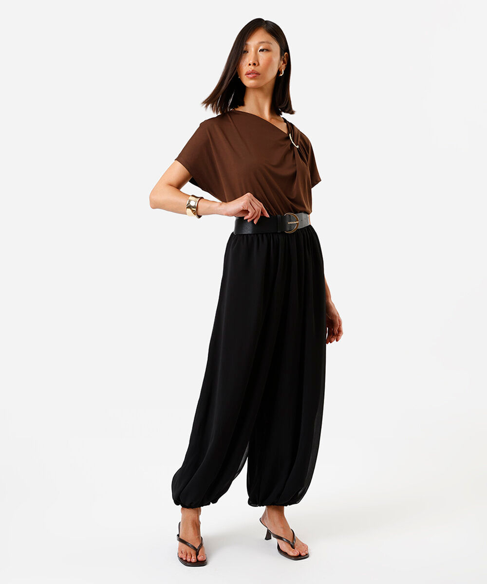 blusa feminina com detalhe em metal marrom