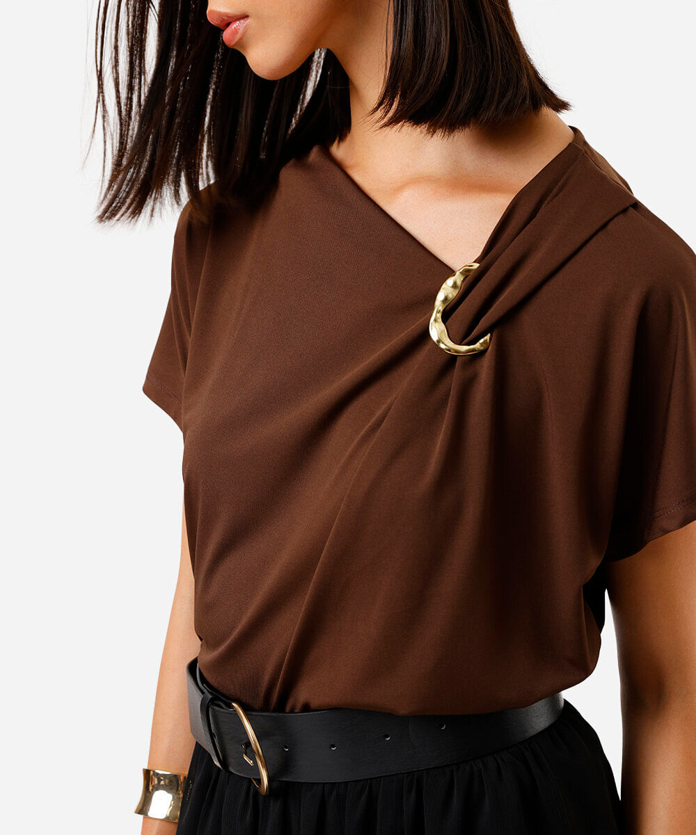 blusa feminina com detalhe em metal marrom