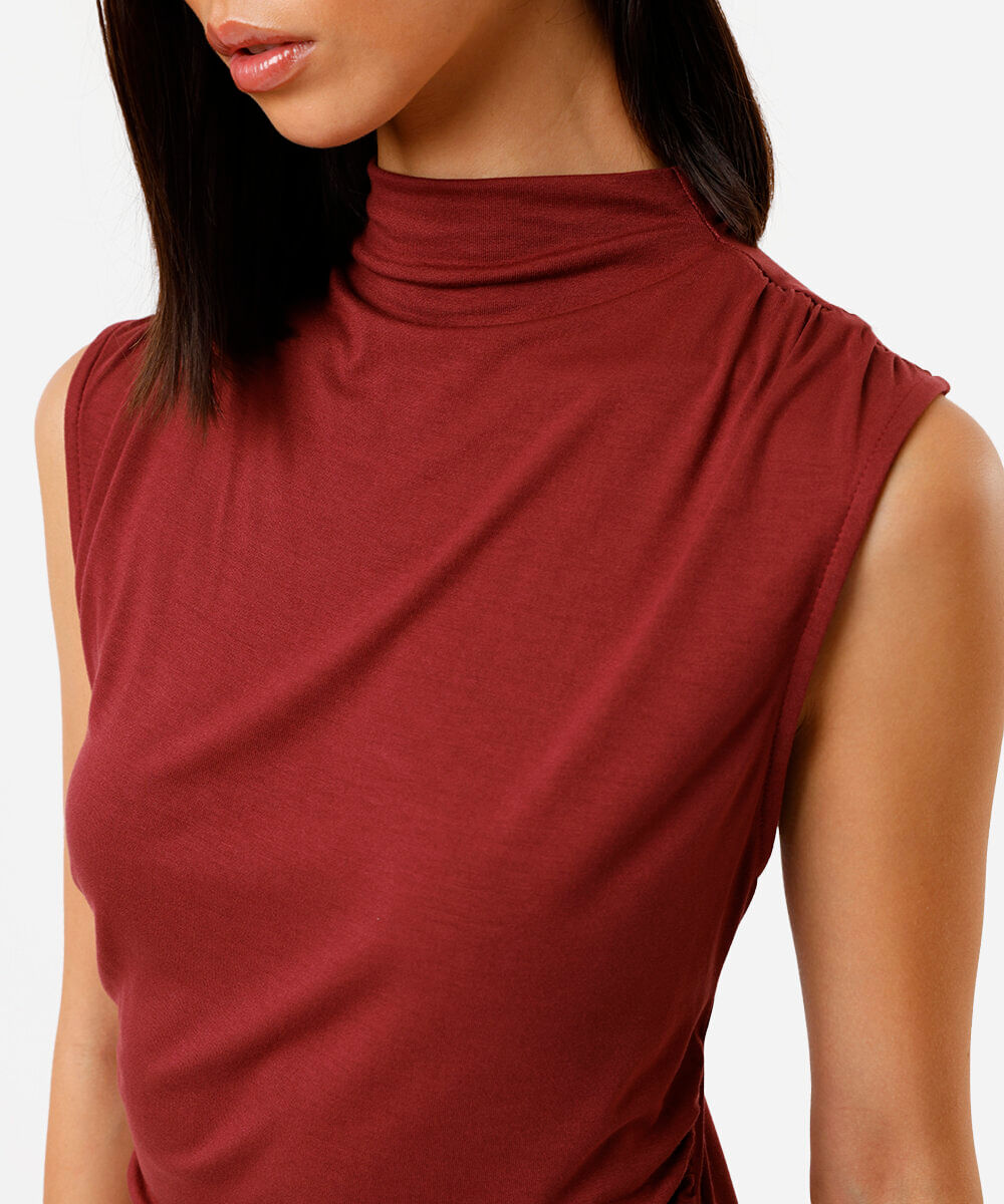 regata feminina de viscose com franzidos vinho