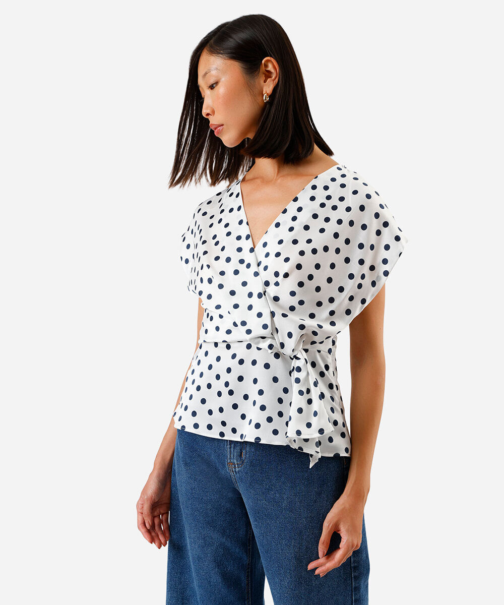 blusa feminina transpassada acetinada com estampa poá off white