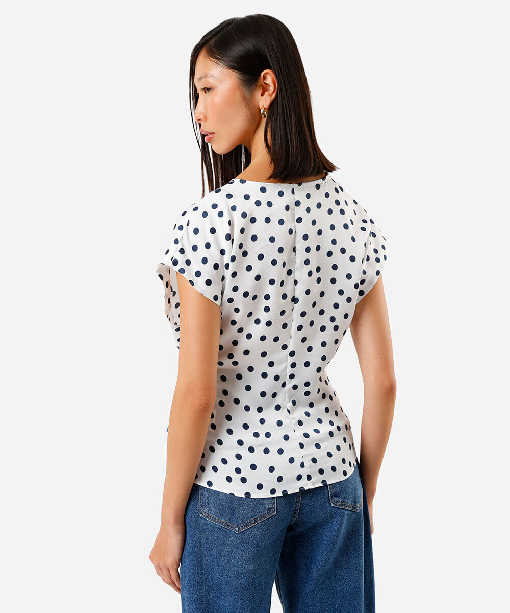blusa feminina transpassada acetinada com estampa poá off white
