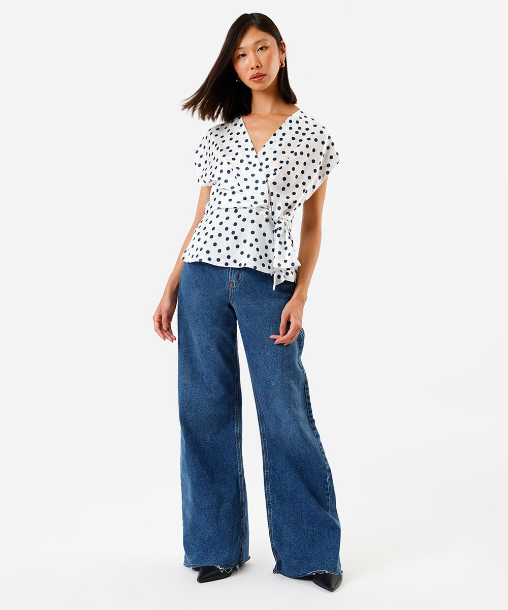 blusa feminina transpassada acetinada com estampa poá off white