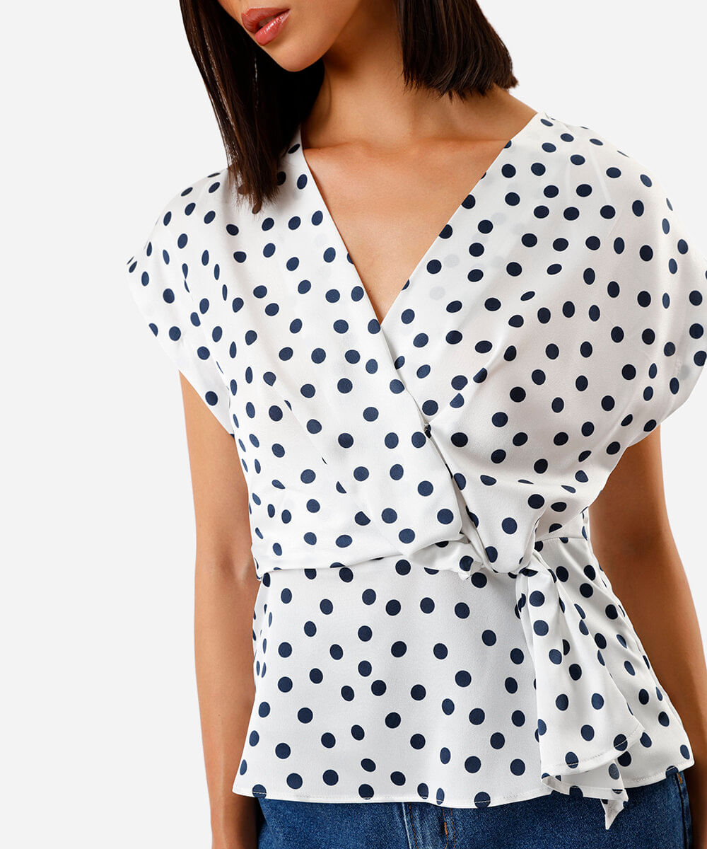 blusa feminina transpassada acetinada com estampa poá off white
