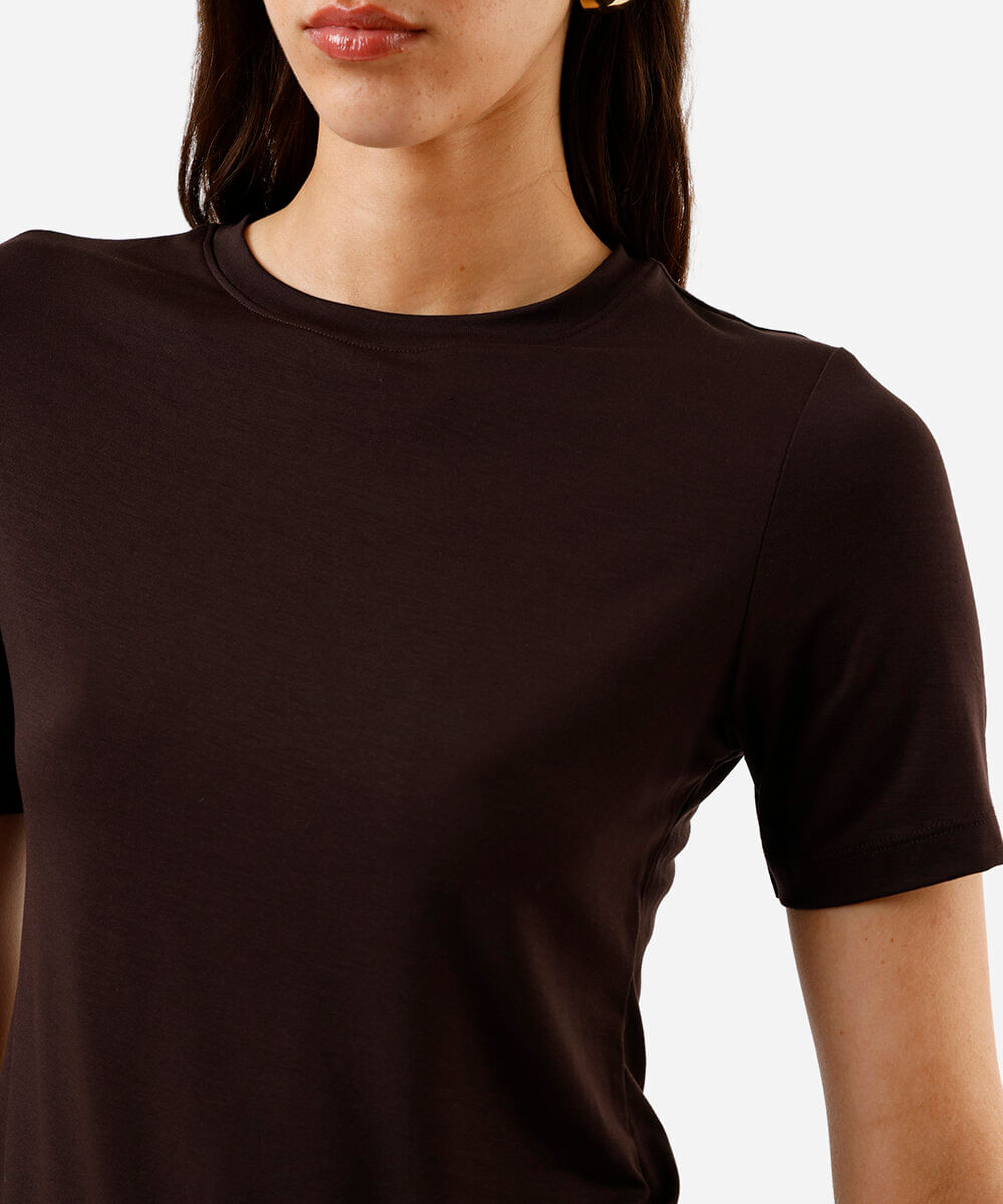 camiseta feminina básica baby look em liocel marrom