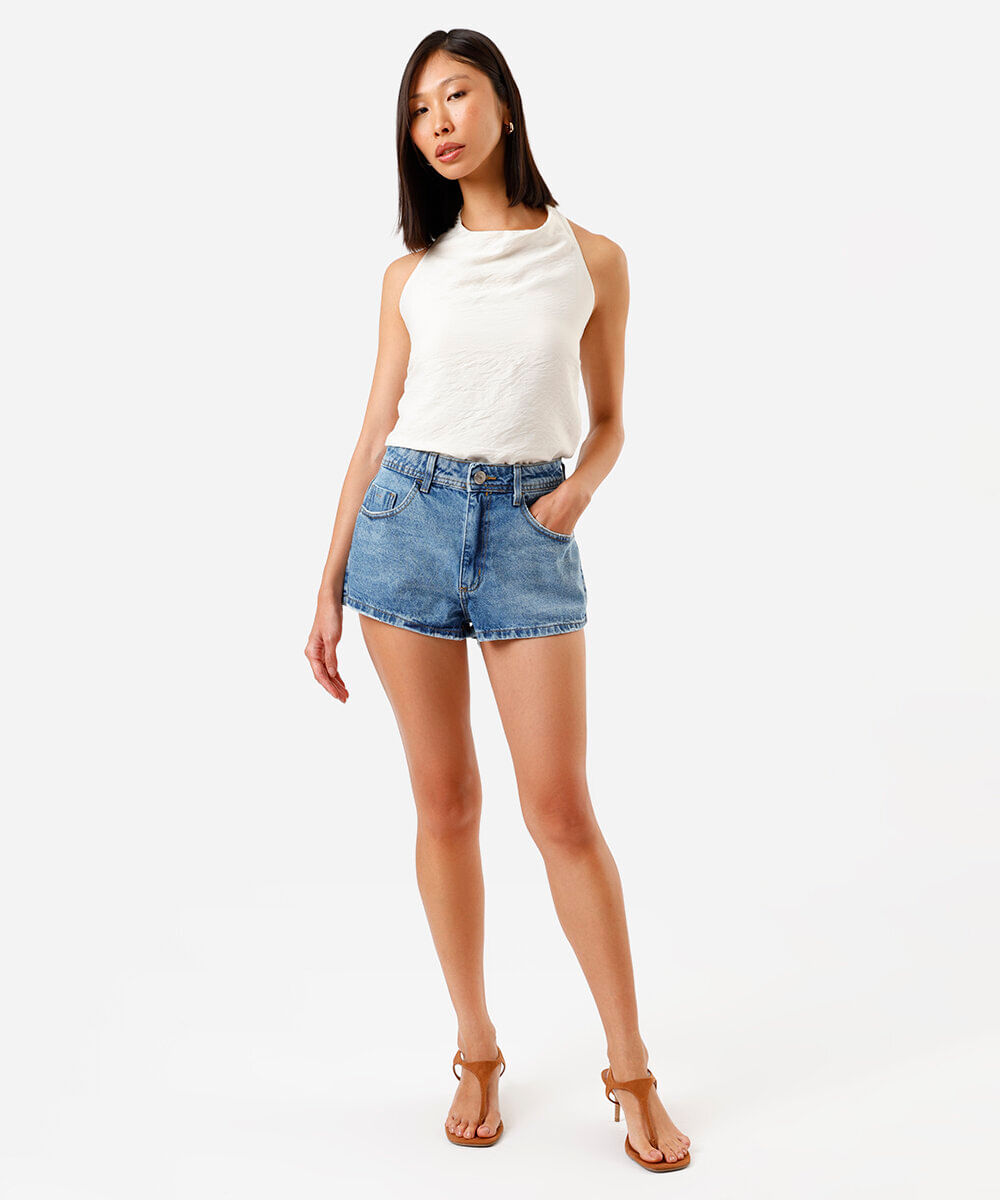 short jeans curto com cintura média azul