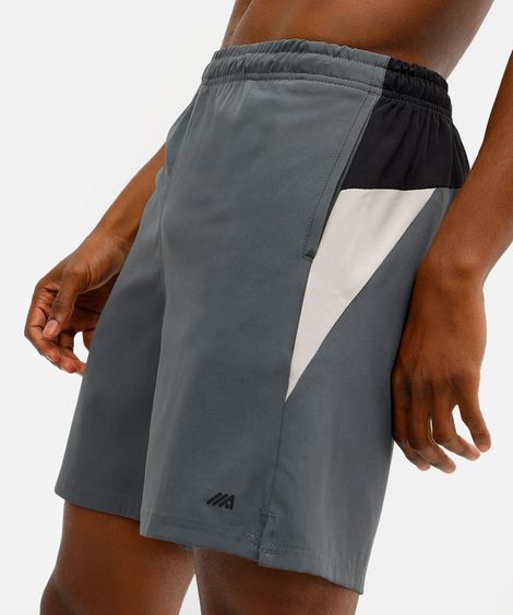 short masculino esportivo com recortes cinza