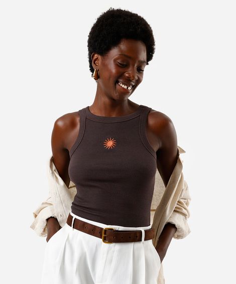 regata feminina com bordado frontal sol marrom