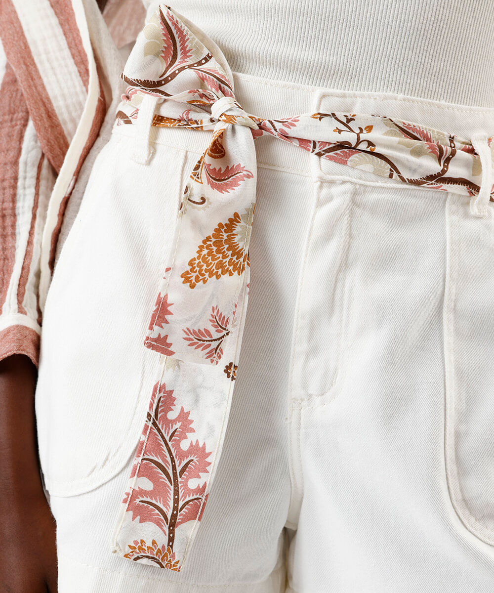 short feminino evasê sarja cintura alta com lenço off white