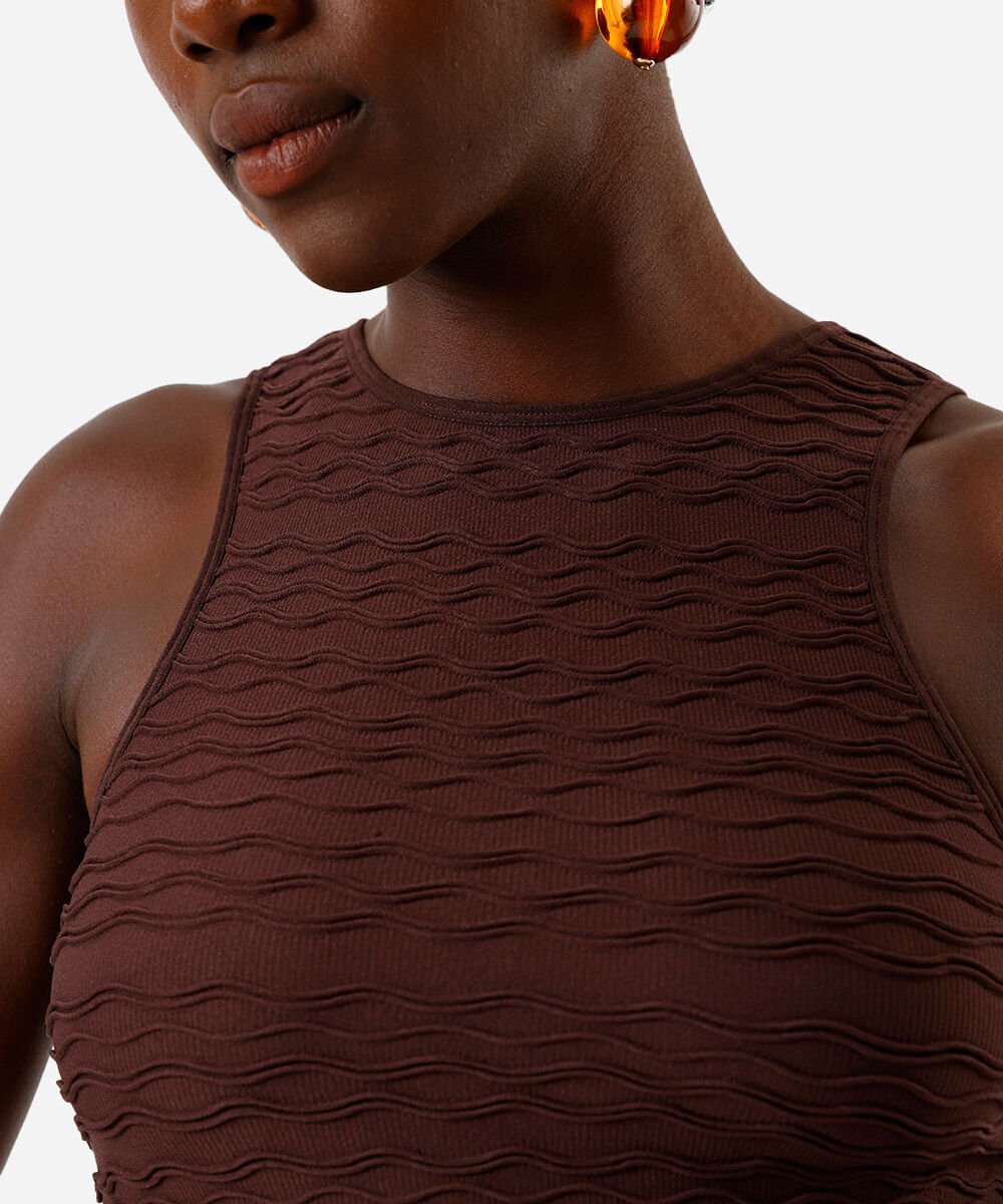 regata cropped feminina de poliamida texturizada marrom