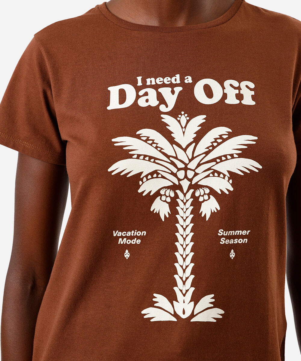 camiseta feminina de algodão i need a day off marrom