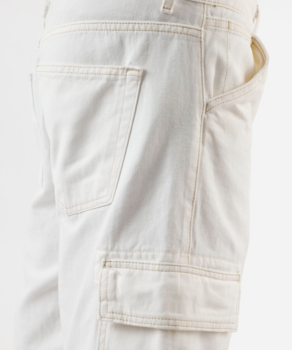 bermuda reta masculina com bolsos cargo off white